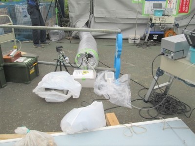 工事現場でアスベスト飛散状況を確認される様子