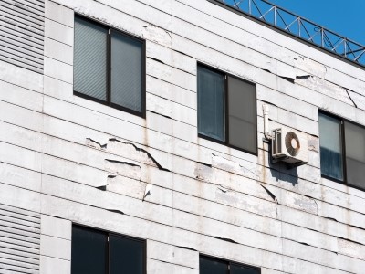 損傷し、剝がれそうな壁