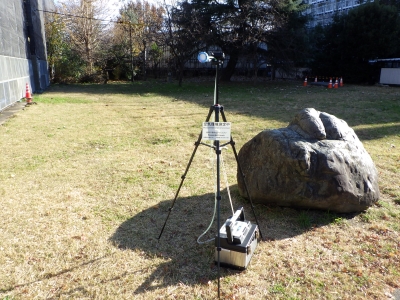建物外における大気濃度調査の様子