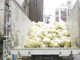 アスベストの積込・搬出（袋詰され、トラックに積込まれたアスベスト）