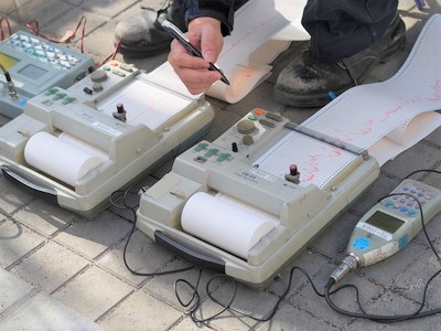 測定器を用いて測定する様子