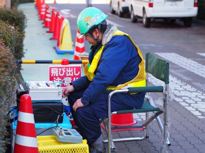 現場で人が測定する様子