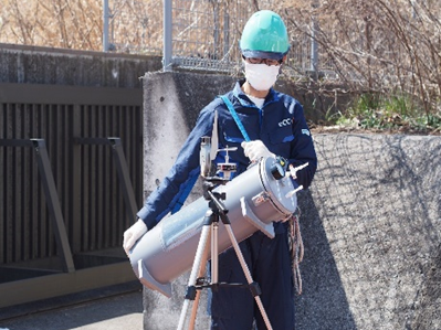 機材を抱えた担当者