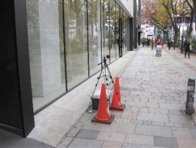 歩道で機材を用いて測定される様子