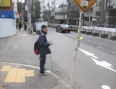 機材を持った人が測定する様子