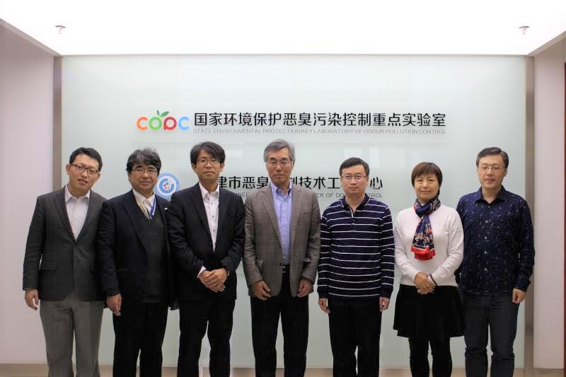 天津国家悪臭実験室前で集合写真