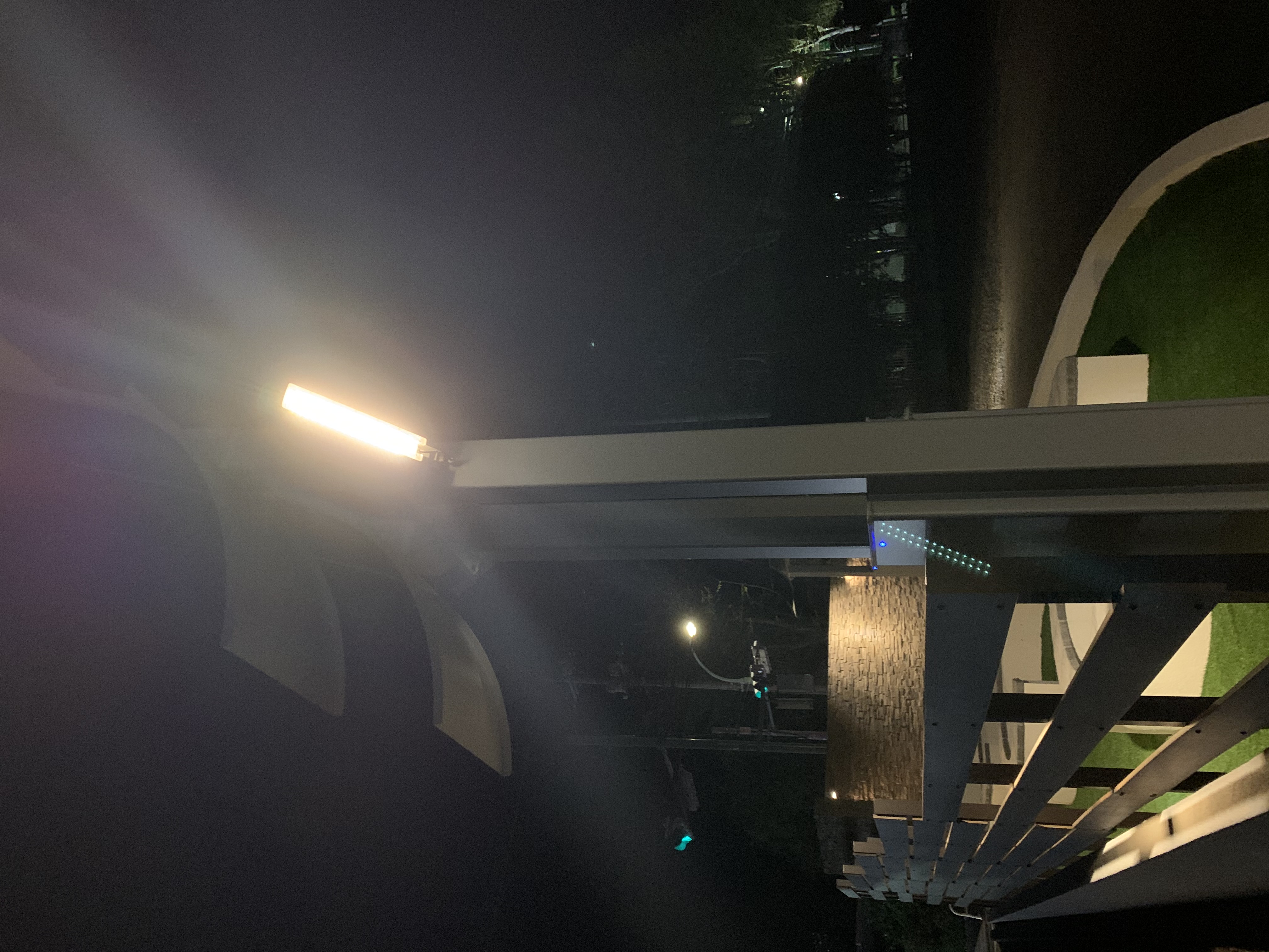 暗闇で光る THE REBORN LIGHT（自律型ソーラー街路灯）