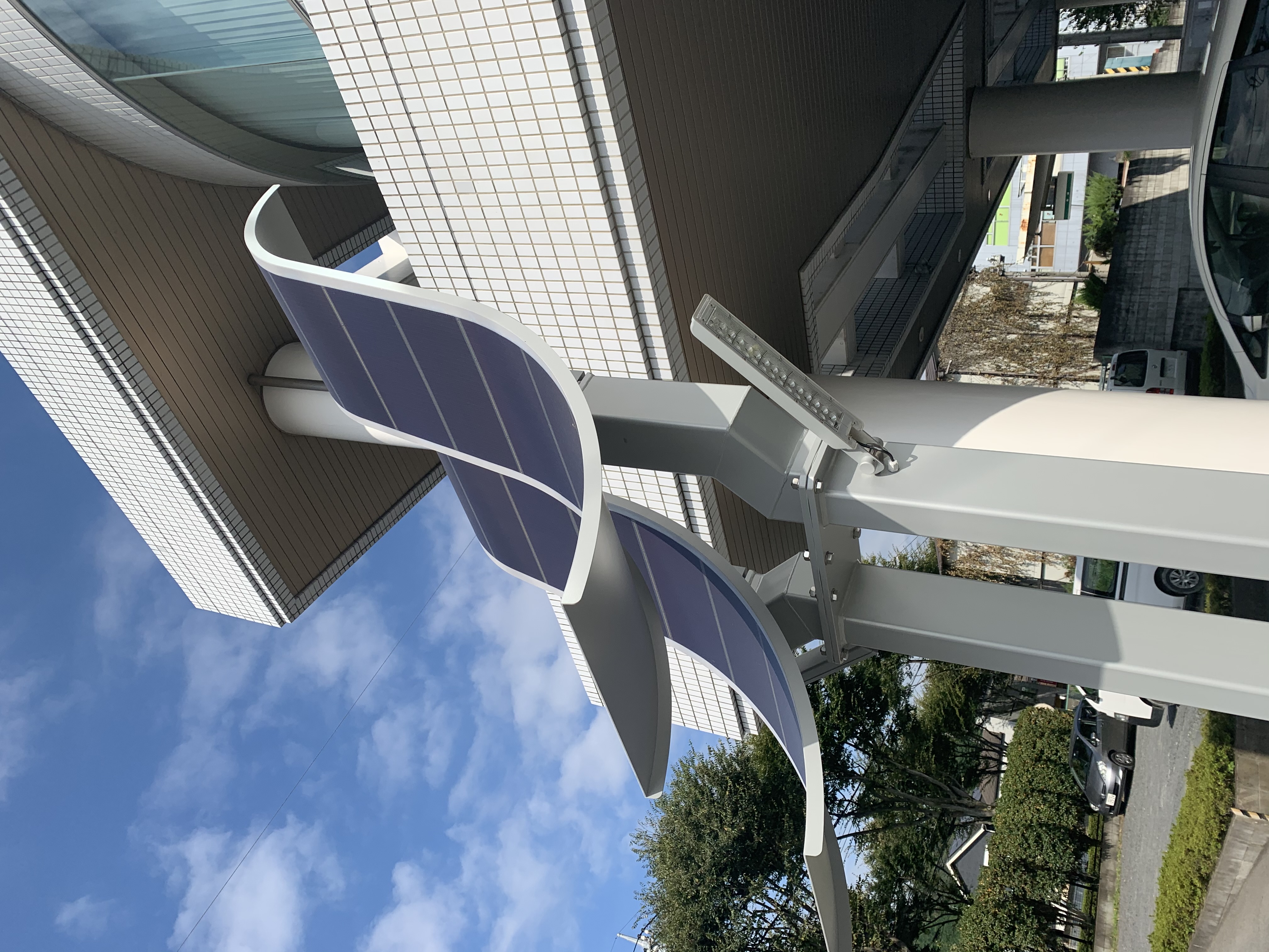 晴れた空のもとで太陽光発電する THE REBORN LIGHT（自律型ソーラー街路灯）